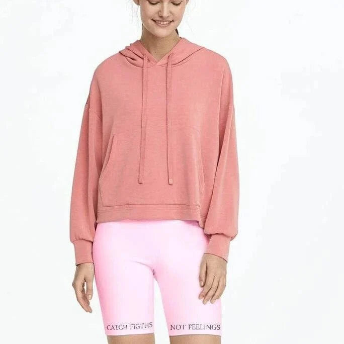 Rosa Sporthose mit Aufschriften, ideal für Fitness und Freizeit. Bequeme Passform, modisches Design. Perfekt für aktive Frauen.