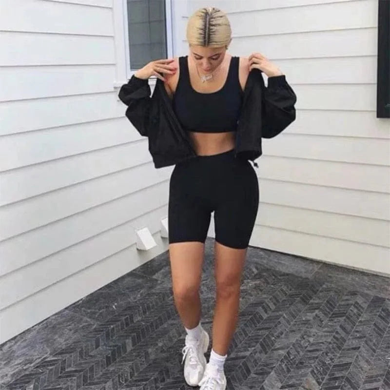 Schwarze Sporthose mit Aufschriften, ideal für Fitness und Freizeit. Bequeme Passform, atmungsaktives Material, trendiges Design.