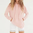 Damen-Sporthose weiß mit Aufschrift "Catch Fights Not Feelings", kombiniert mit rosa Hoodie. Trendige Fitnessmode, bequem und stylisch.