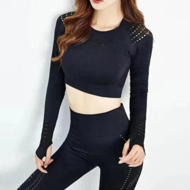 Sportliches schwarzes Longsleeve mit dekorativem Mesh, ideal für Fitness und Yoga. Atmungsaktiv, figurbetont, modisch. Perfekt für aktive Frauen.