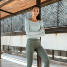 Sportliches Damen-Top mit langen Ärmeln, ideal für Yoga und Fitness. Atmungsaktives Material, modisches Design, perfekte Passform.