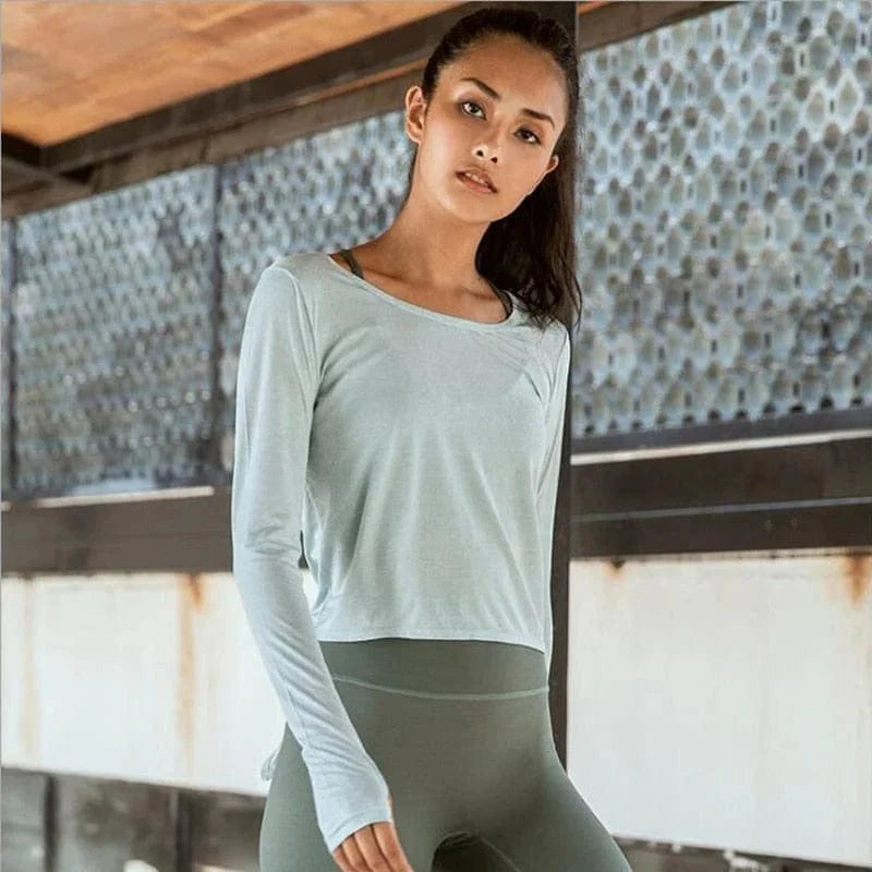 Sportliches Damen-Top in Grün, langärmelig, ideal für Fitness und Yoga. Atmungsaktives Material, modisches Design, perfekte Passform.