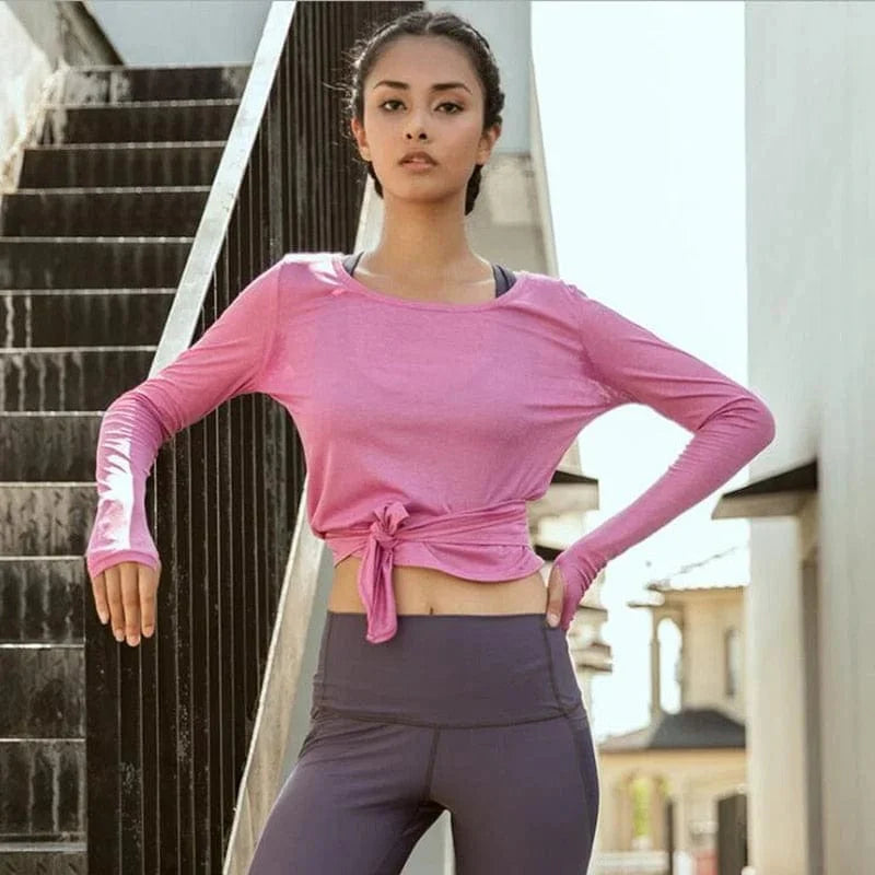 Sportliches Damen-Top in Rosa mit Krawatten-Detail, ideal für Fitness und Yoga. Atmungsaktives Material, modisches Design, perfekte Passform.
