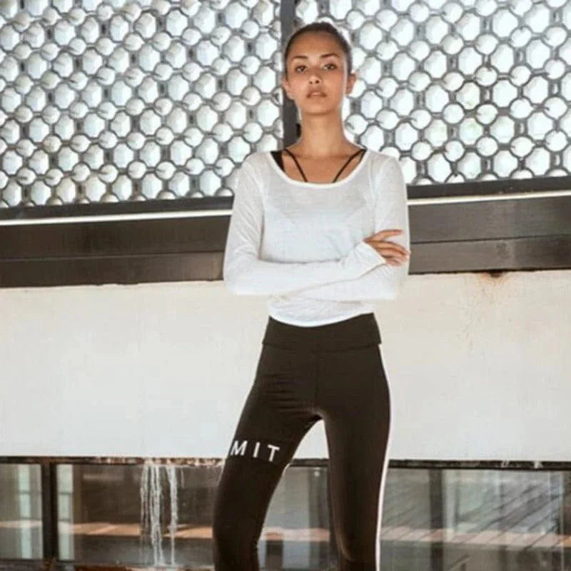 Sportliches Damen-Top in Weiß mit Krawatten-Detail, ideal für Fitness und Freizeit. Bequemes, atmungsaktives Material für aktive Tage.