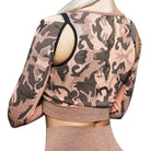 Sportliches Top mit langen Camouflage-Ärmeln, ideal für Fitness und Freizeit. Modisches Design, atmungsaktiver Stoff, perfekte Passform.