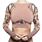 Sportliches Top mit langen Camouflage-Ärmeln, nahtloses Design, ideal für Fitness und Yoga. Damenmode, trendige Sportbekleidung, atmungsaktiv.