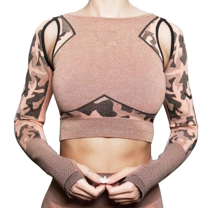 Sportliches Top mit langen Camouflage-Ärmeln, nahtloses Design, ideal für Fitness und Yoga. Damenmode, trendige Sportbekleidung, atmungsaktiv.