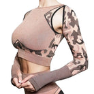 Sportliches Damen-Top mit langen Ärmeln im Camouflage-Design, braun. Perfekt für Fitness und Freizeit. Trendige Sportmode für Frauen.