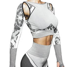 Sportliches Damen-Top mit langen Camouflage-Ärmeln, grau. Perfekt für Fitness und Yoga. Atmungsaktives Material, modisches Design.