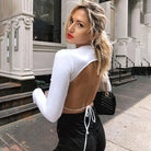 Weißes sportliches Top mit offenem Rücken, ideal für trendige Streetwear. Perfekt für modebewusste Frauen, die stilvolle Outfits lieben.
