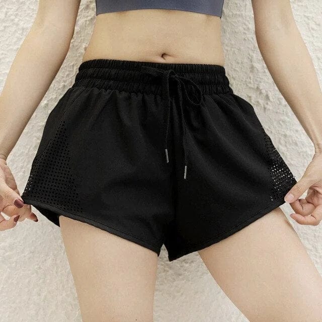 Schwarze Sportshorts mit Taillen-Bindeband, atmungsaktivem Material und lockerer Passform. Perfekt für Fitness und Freizeitaktivitäten.
