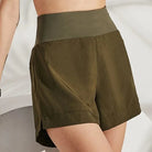 Damen-Sportshorts mit dekorativer Taille, olivgrün, atmungsaktiv, ideal für Fitness und Freizeit. Hochwertige Materialien, modisches Design.