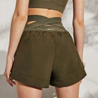Grüne Sportshorts mit dekorativer Taille, ideal für Fitness und Freizeit. Hochwertiges Material, modisches Design, perfekte Passform.