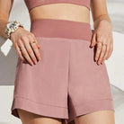 Rosa Sportshorts mit dekorativer Taille, ideal für Fitness und Freizeit. Bequemes Design, atmungsaktiver Stoff, modisch und funktional.