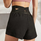 Schwarze Sportshorts mit dekorativer Taille, ideal für Fitness und Yoga. Atmungsaktives Material, hoher Bund, modisches Design.