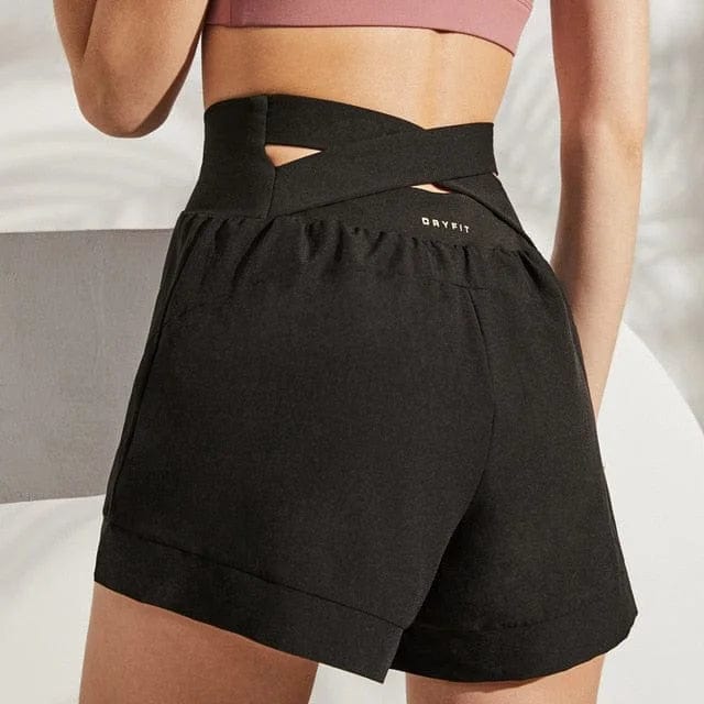 Schwarze Sportshorts mit dekorativer Taille, ideal für Fitness und Yoga. Atmungsaktives Material, hoher Bund, modisches Design.