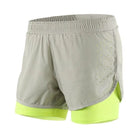 Grüne Sportshorts mit engen Beinen, atmungsaktiv, ideal für Fitness und Laufen. Elastischer Bund, komfortabel und stilvoll für Damen.