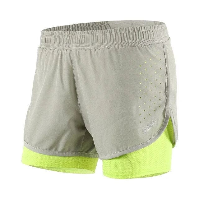 Grüne Sportshorts mit engen Beinen, atmungsaktiv, ideal für Fitness und Laufen. Elastischer Bund, komfortabel und stilvoll für Damen.