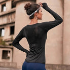 Damen-Sporttop mit Mesh-Rücken, schwarz, langärmelig. Ideal für Fitness und Yoga. Atmungsaktiv, stylisch und funktional.