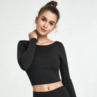 Schwarzes Sporttop mit offenem Rücken, langärmelig, ideal für Yoga und Fitness. Atmungsaktives Material, modisch und bequem.