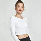 Weißes Sporttop mit offenem Rücken, langärmelig, ideal für Yoga und Fitness. Atmungsaktives Material, modisch und bequem für Damen.