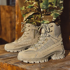Hochwertige taktische Stiefel in Beige, ideal für Outdoor-Aktivitäten. Robuste Sohle, langlebiges Material, perfekt für Wandern und Abenteuer.