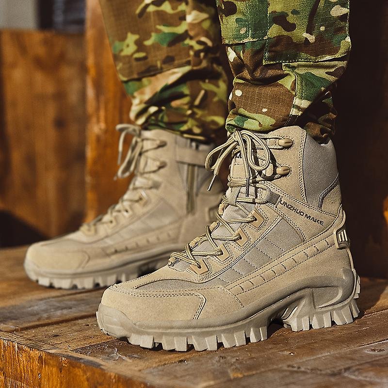 Hochwertige taktische Stiefel in Beige, ideal für Outdoor-Aktivitäten. Robuste Sohle, langlebiges Material, perfekt für Wandern und Abenteuer.
