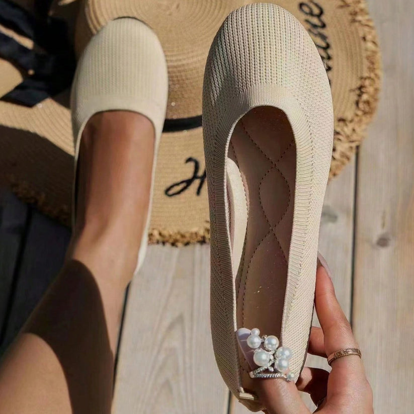 Beige Ballerinas mit Perlenverzierung, ideal für Sommermode. Stilvolle, bequeme Damenschuhe für Alltag und Freizeit. Perfekt für warme Tage.