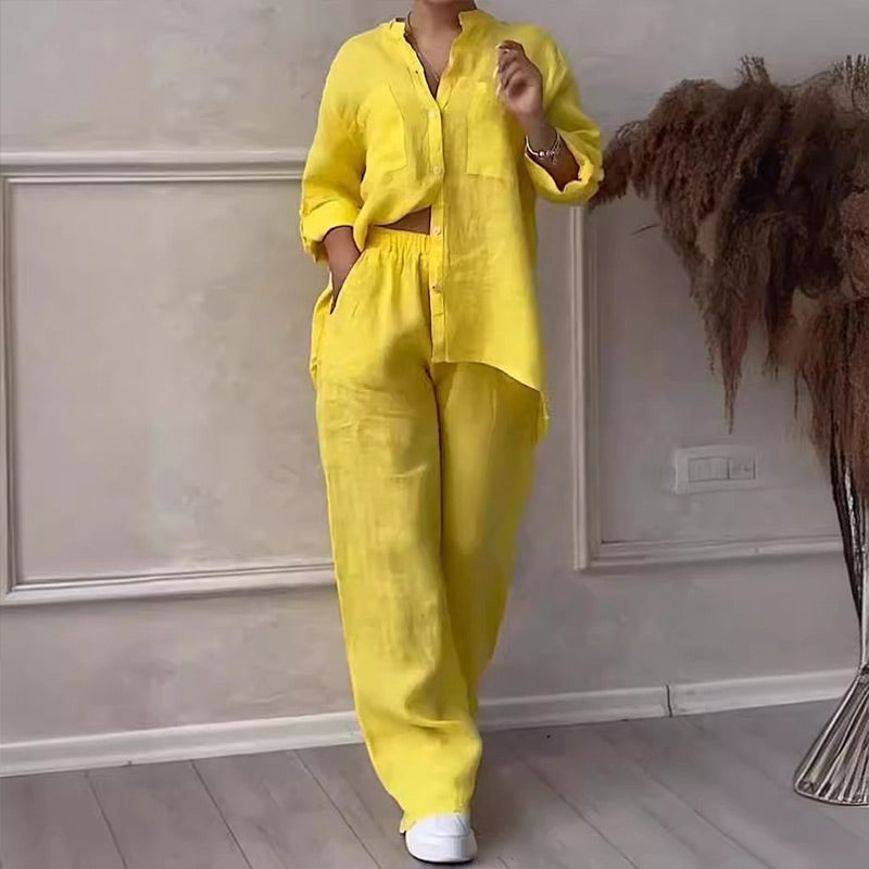 Damen Leinenanzug in leuchtendem Gelb, bestehend aus lockerem Hemd und Hose. Perfekt für Sommermode, bequem und stilvoll.