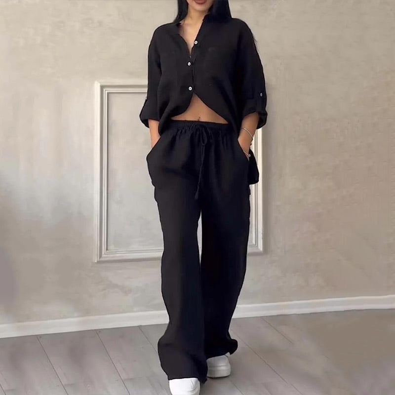 Schwarzes Damen-Zweiteiler-Set aus Leinen, bestehend aus lockerem Hemd und weiten Hosen. Perfekt für lässige Sommermode und bequemen Stil.