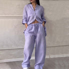 Lässiger Damen-Zweiteiler in Lavendel, bestehend aus lockerem Hemd und weiten Hosen. Perfekt für Sommermode und Freizeitoutfits.