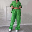 Grünes Leinen-Set für Damen, bestehend aus lockerem Hemd und weiten Hosen. Perfekt für Sommermode, bequem und stilvoll.
