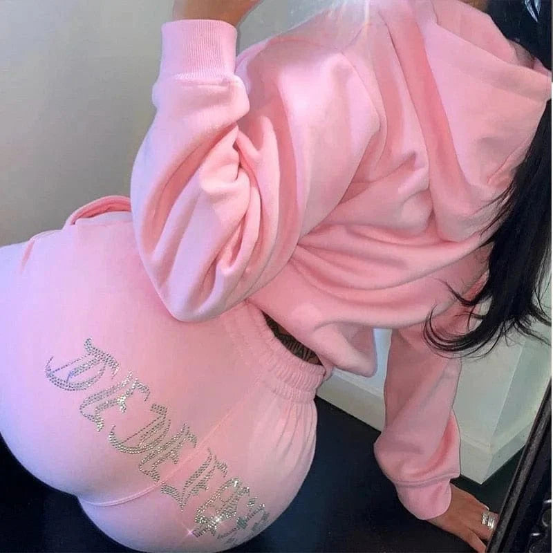Rosa Sweatshirt-Set mit dekorativen Inschriften, gemütlich und modisch, ideal für Freizeitkleidung. Perfekt für trendige Streetwear-Looks.
