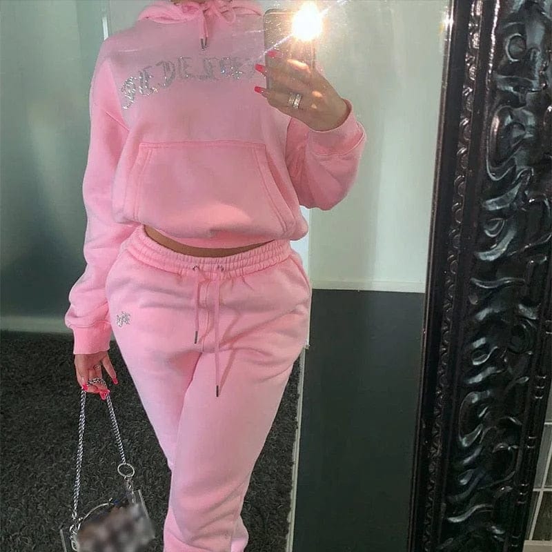 Rosa Sweatshirt-Set mit dekorativen Inschriften, Kapuzenpullover und Jogginghose, modisch, bequem, ideal für Freizeit und Sport.