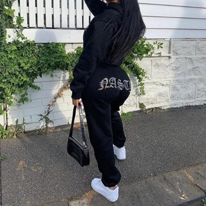 Schwarzes Sweatshirt-Set mit dekorativen Inschriften, lässig und modisch, ideal für Streetwear. Perfekt für trendige Freizeitlooks.