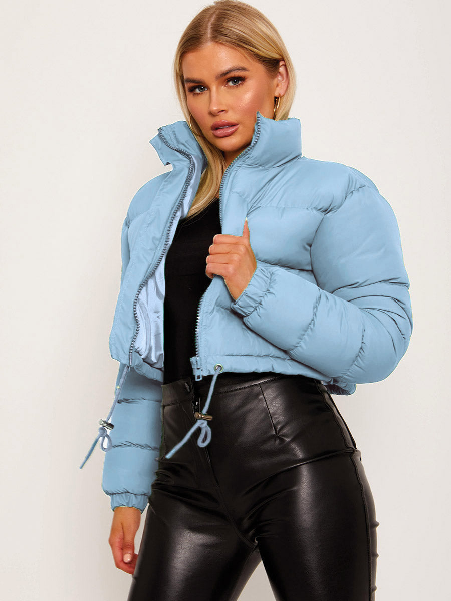 Damen Winterjacke in Hellblau, gesteppt, mit Reißverschluss und hohem Kragen. Modisch, warm, ideal für kalte Tage. Perfekt für den Winter.