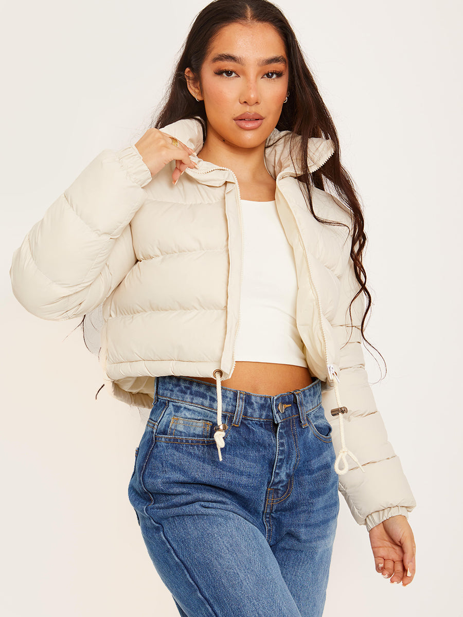 Ecru Daunenjacke Damen, modisch und warm, ideal für Herbst und Winter. Perfekt kombinierbar mit Jeans für einen lässigen Look.