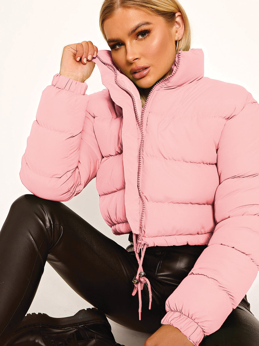 Damen Winterjacke in Rosa, gesteppt, mit Reißverschluss und Kordelzug. Modisch, warm und ideal für kalte Tage. Perfekt für trendige Winteroutfits.