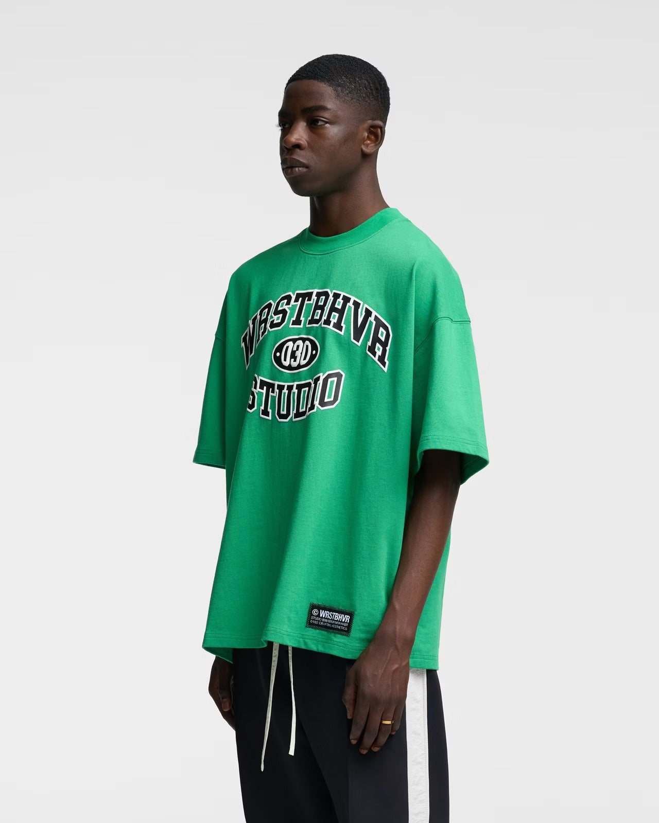 Grünes Oversize-T-Shirt mit "Westhrvr Studio"-Aufdruck, ideal für Streetwear-Looks. Perfekt für trendige, lässige Outfits.