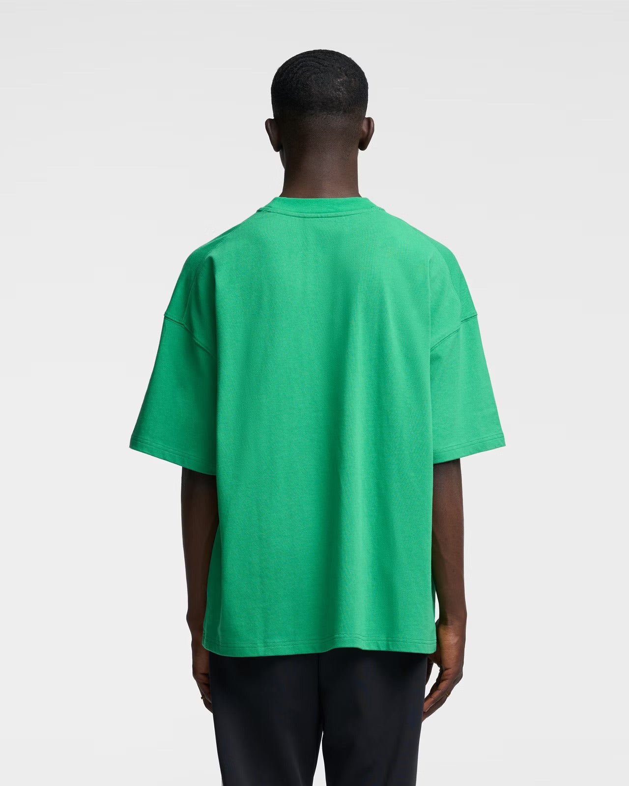 Grünes T-Shirt für Herren, lässiger Stil, aus Baumwolle, ideal für Sommermode. Perfekt kombinierbar mit Jeans oder Shorts für einen entspannten Look.