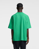 Grünes T-Shirt für Herren, lässiger Stil, aus Baumwolle, ideal für Sommermode. Perfekt kombinierbar mit Jeans oder Shorts für einen entspannten Look.