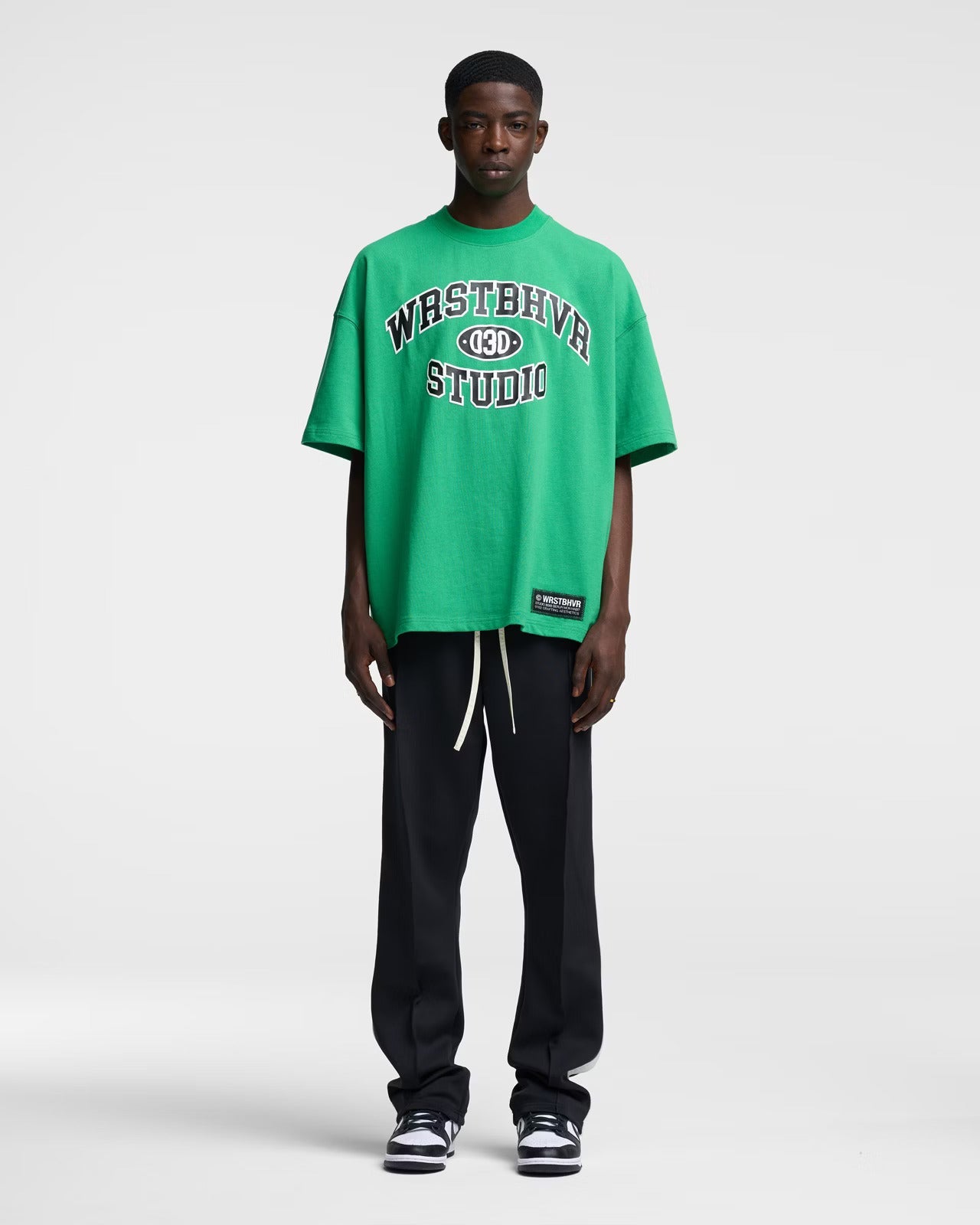 Grünes Oversize-T-Shirt mit "WASTED PARIS" Aufdruck, lässiger Streetwear-Stil, ideal für trendige Mode, Unisex, Baumwolle, urbaner Look.