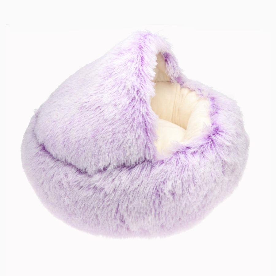 Lila Plüsch-Katzenbett, kuscheliges Haustiernest, weiches Material, gemütlicher Schlafplatz.