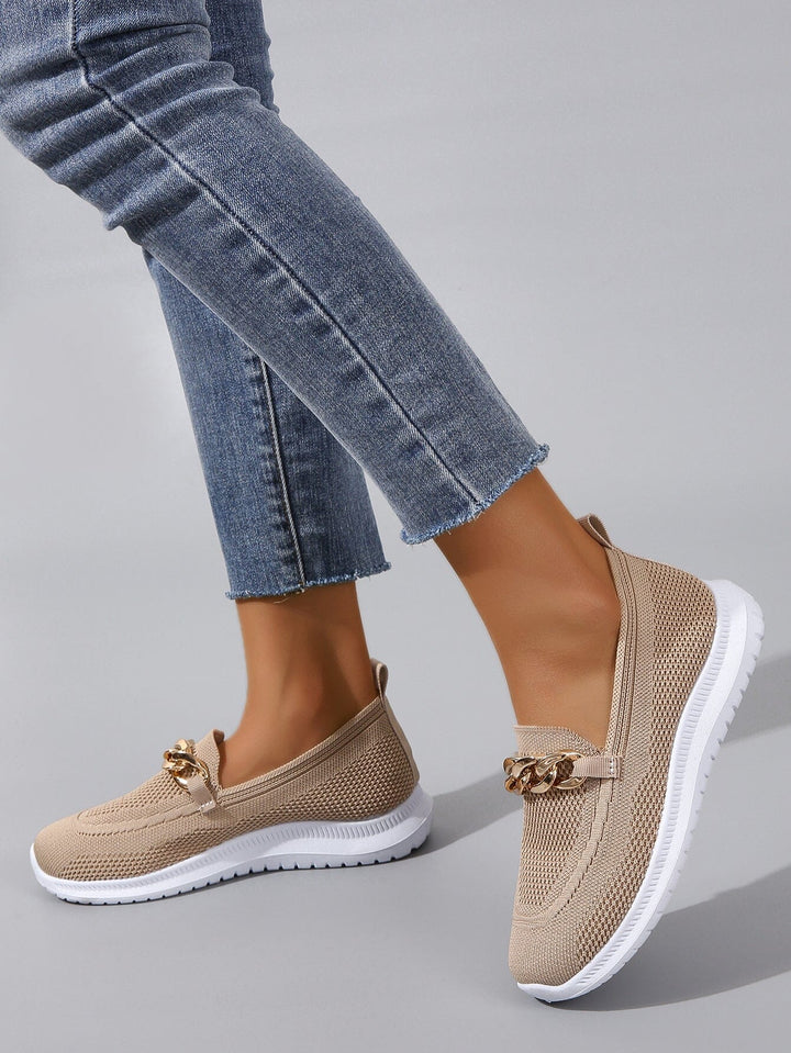 Beige orthopädische Sneaker mit goldener Kette, atmungsaktivem Mesh-Obermaterial und weißer Sohle. Ideal für Komfort und Stil.