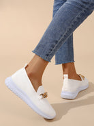 Bequemer weißer orthopädischer Sneaker für Damen, ideal für Alltag und Sport. Atmungsaktiv, rutschfest, modisch. Perfekt für gesunde Füße.