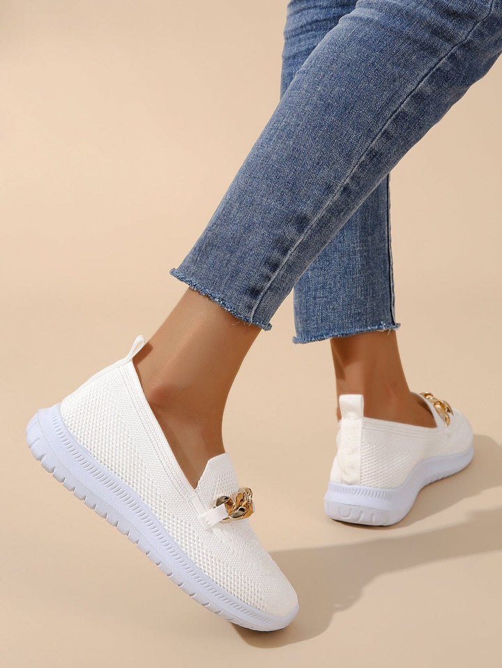 Bequemer weißer orthopädischer Sneaker für Damen, ideal für Alltag und Sport. Atmungsaktiv, rutschfest, modisch. Perfekt für gesunde Füße.