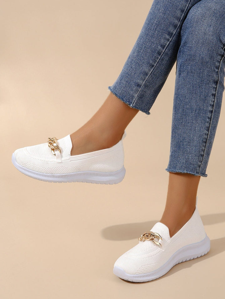 Weiße orthopädische Damen-Sneaker mit goldener Kette, bequem und stilvoll, ideal für Alltag und Freizeit. Perfekte Passform und modisches Design.