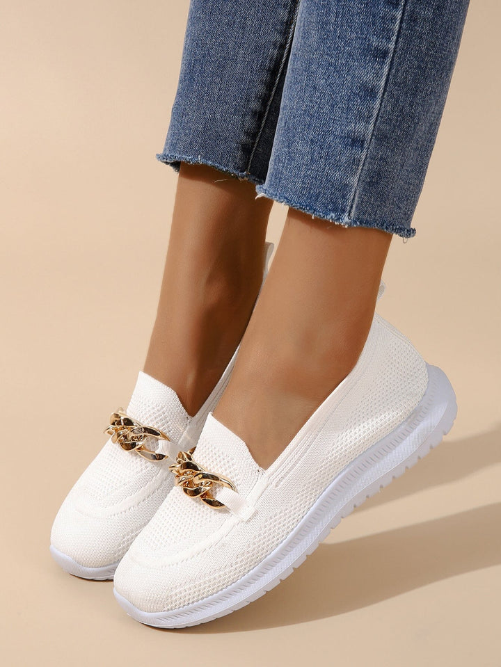 Weiße orthopädische Sneaker mit goldener Kette, atmungsaktiv und bequem, ideal für Damen. Perfekt für Alltag und Freizeit. Kostenloser Versand.