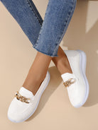 Weiße orthopädische Sneaker mit goldener Kette, ideal für Damen. Bequeme, modische Schuhe für Alltag und Freizeit. Kostenloser Versand.