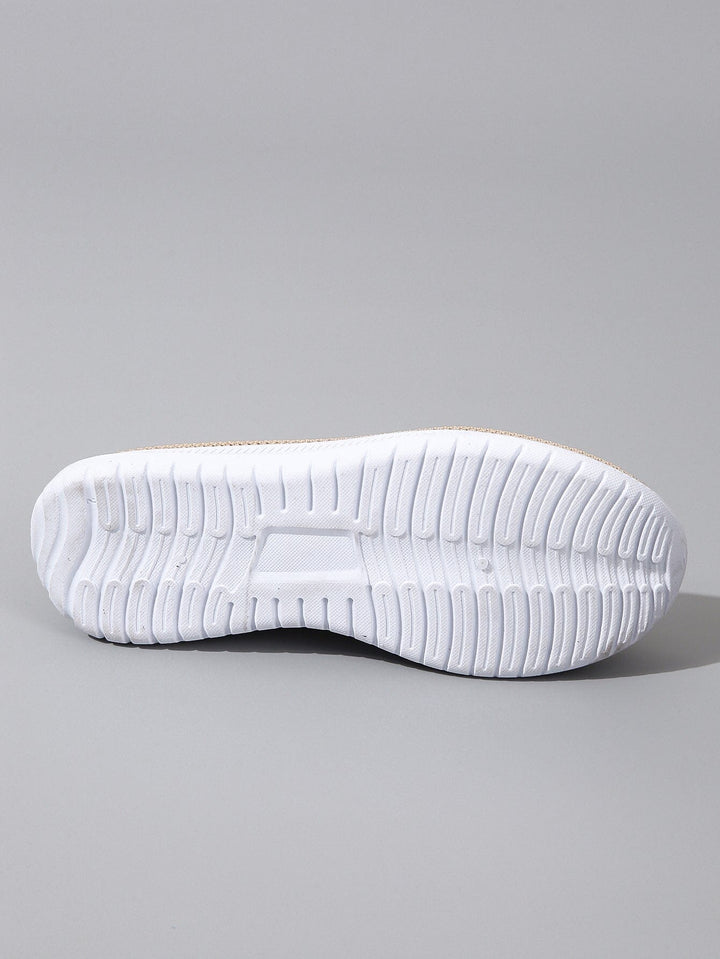 Weiße orthopädische Schuhsohle, rutschfest und ergonomisch, ideal für Komfort und Unterstützung. Perfekt für Sport und Alltag.